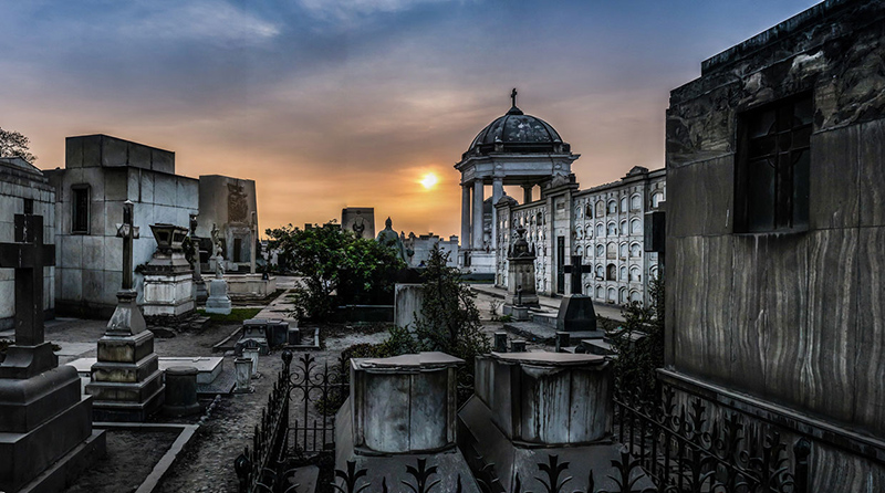 Pôr do sol no Cemitério Presbítero Maestro em Lima